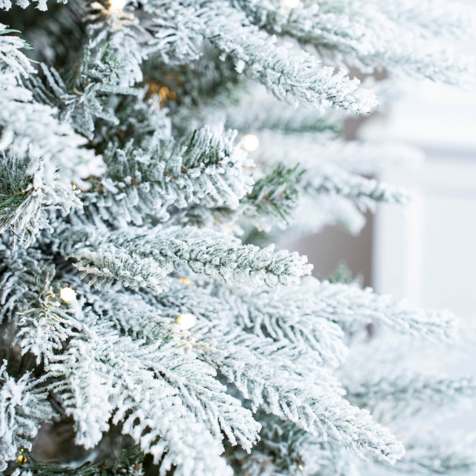 6FT Snow-Flocked Artificial Christmas Tree with Optional Warm White LED Lights(PJT-2507-6FT) - Abrihome